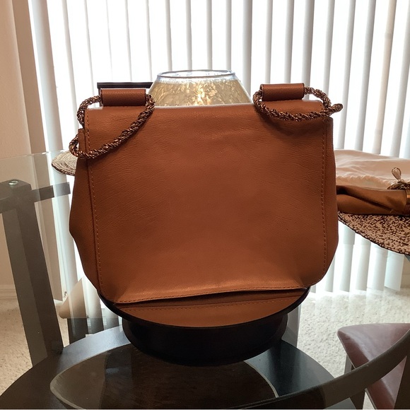 Chloe Tan Gold Crossbody Bag with Luxurious Accents - Picture 3 of 16